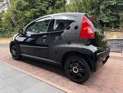 Schwarz Gebraucht 2011 Peugeot 107 Urban Move Kleinwagen | 2.999 € (Fairer Preis)