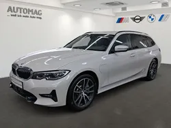 Mineralweiß Gebraucht 2021 BMW 330e Sport Line Kombi | 28.970 € (Fairer Preis)
