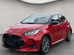 Karminarot metallic, dach schwarz Gebraucht 2024 Toyota Yaris Hybrid Plus Limousine | 24.990 € (Guter Preis)