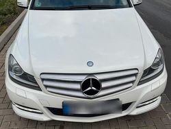 Weiß Gebraucht 2011 Mercedes 220 Avantgarde Limousine | 7.400 €