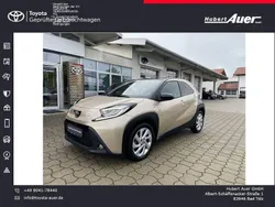 Ginger beige metallic/ night sky black Gebraucht 2022 Toyota Aygo Comfort Kleinwagen | 14.390 € (Fairer Preis)