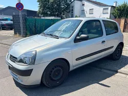 Silber Gebraucht 2004 Renault Clio II Limousine | 1.990 €