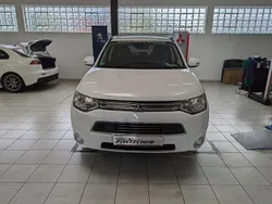 Weiß Gebraucht 2014 Mitsubishi Outlander P-HEV Top SUV | 12.900 € (Fairer Preis)