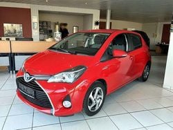 Rot Gebraucht 2015 Toyota Yaris Hybrid Comfort Limousine | 8.895 € (Superpreis)