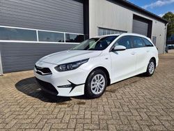 Deluxeweiß metallic Neu 2025 Kia Ceed Sportswagon Vision Kombi | 25.090 € (Fairer Preis)