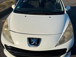 Weiß Gebraucht 2009 Peugeot 207 Kleinwagen | 1.500 €