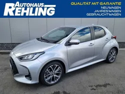 Shimmering silver Gebraucht 2024 Toyota Yaris Hybrid Style Kleinwagen | 26.820 € (Fairer Preis)