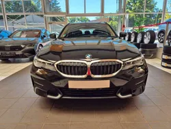 Schwarz ii/bonnet fluid black Gebraucht 2022 BMW 320e Sport Line Kombi | 29.980 € (Fairer Preis)