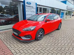 Rot Gebraucht 2020 Ford Focus ST Limousine | 24.990 € (Etwas zu teuer)