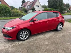 Rot Gebraucht 2017 Toyota Auris Hybrid Limousine | 9.500 € (Guter Preis)
