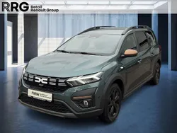 Zedergrün Gebraucht 2024 Dacia Jogger Extreme Van / Kleinbus | 21.890 € (Etwas zu teuer)