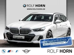 Mineralweiß metallic Gebraucht 2024 BMW 520 M Sport Kombi | 54.450 € (Superpreis)