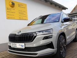 Grau Gebraucht 2022 Skoda Karoq SportLine SUV | 35.550 € (Fairer Preis)