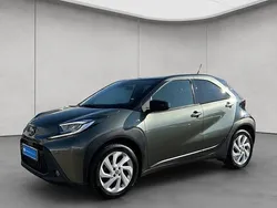 Cardamon green / night sky black Gebraucht 2022 Toyota Aygo Pulse Kleinwagen | 13.990 € (Fairer Preis)