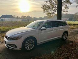 Weiß Gebraucht 2019 VW Passat Elegance Kombi | 27.850 €