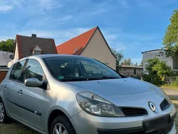 Silber Gebraucht 2006 Renault Clio II Kleinwagen | 1.600 € (Fairer Preis)