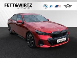 Fire red metallic Gebraucht 2024 BMW 520 M Sport Limousine | 55.888 € (Fairer Preis)