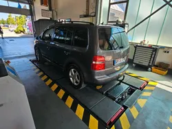 Grau Gebraucht 2006 VW Touran Van / Kleinbus | 3.800 € (Etwas zu teuer)