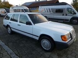 Weiß Gebraucht 1987 Mercedes E230 Kombi | 13.990 €