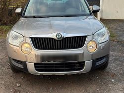 Grau Gebraucht 2012 Skoda Yeti SUV | 7.300 € (Etwas zu teuer)