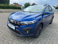 Blau Neu 2024 Dacia Sandero Expression Kleinwagen | 19.580 € (Etwas zu teuer)