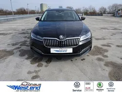 Schwarz magic perleffekt (metallic) Gebraucht 2022 Skoda Superb Style Kombi | 46.960 €