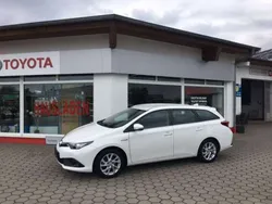 Super white Gebraucht 2018 Toyota Auris Hybrid Comfort Kombi | 13.900 € (Fairer Preis)