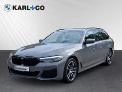 Grau Gebraucht 2021 BMW 530e M Sport Kombi | 30.378 €