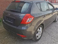 Grau Gebraucht 2010 Kia Ceed 2 Limousine | 2.200 € (Superpreis)
