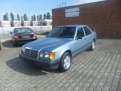Blau Gebraucht 1984 Mercedes E230 Limousine | 12.900 €