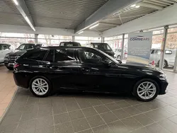 Black sapphire Gebraucht 2022 BMW 320 Shadowline Kombi | 28.400 € (Guter Preis)