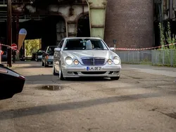 Silber Gebraucht 2000 Mercedes E240 Limousine | 4.900 €