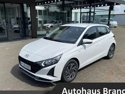 Atlas white uni Gebraucht 2024 Hyundai i20 Trend Limousine | 18.990 € (Fairer Preis)