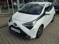 Pianosaweiß Gebraucht 2021 Toyota Aygo X-play Kleinwagen | 12.690 € (Etwas zu teuer)