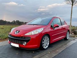 Rot Gebraucht 2008 Peugeot 207 Platinum Coupé | 2.777 € (Etwas zu teuer)