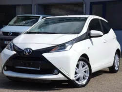 Weiß Gebraucht 2018 Toyota Aygo X-play Kleinwagen | 7.700 € (Fairer Preis)
