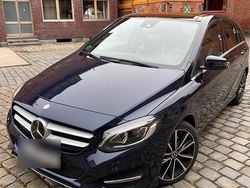 Blau Gebraucht 2016 Mercedes B250 Van / Kleinbus | 14.500 € (Fairer Preis)