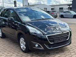 Schwarz Gebraucht 2016 Peugeot 5008 Active Van / Kleinbus | 6.399 € (Fairer Preis)