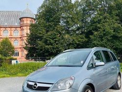 Grau Gebraucht 2006 Opel Zafira Van / Kleinbus | 2.990 € (Etwas zu teuer)