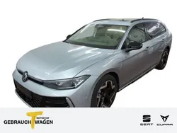 Silber Gebraucht 2024 VW Passat R-line Kombi | 44.880 €