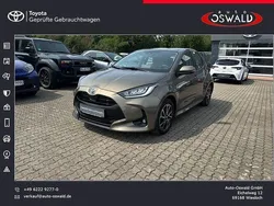 Manganbronze metallic Gebraucht 2022 Toyota Yaris Team Kleinwagen | 20.450 € (Etwas zu teuer)
