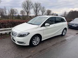 Weiß Gebraucht 2014 Mercedes 180 Limousine | 9.300 €