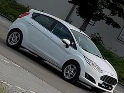 Weiß Gebraucht 2015 Ford Fiesta Kleinwagen | 6.800 €