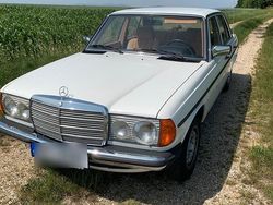 Weiß Gebraucht 1982 Mercedes E230 Limousine | 14.500 €