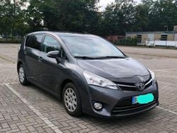 Grau Gebraucht 2015 Toyota Verso Skyview Edition Van / Kleinbus | 8.500 € (Fairer Preis)