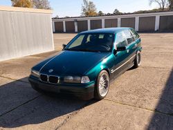 Grün Gebraucht 1998 BMW 316 Kombi | 2.000 €