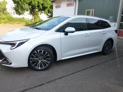 Platinumweiß perlef Gebraucht 2023 Toyota Corolla Team Kombi | 34.790 € (Teuer)