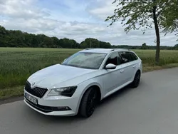 Weiß Gebraucht 2016 Skoda Superb Style Kombi | 16.800 € (Fairer Preis)