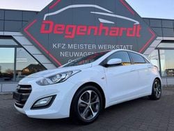 Weiß Gebraucht 2016 Hyundai i30 Trend Limousine | 8.990 € (Guter Preis)