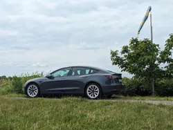 Grau Gebraucht 2022 Tesla Model 3 Standard Range Plus Limousine | 29.100 € (Fairer Preis)